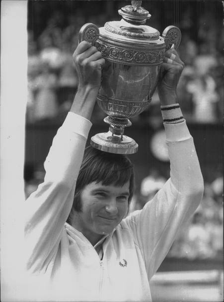 Wimbledon 1974. Il primo trofeo di Wimbledon sollevato da Connors dopo aver battuto in finale Phil Dent